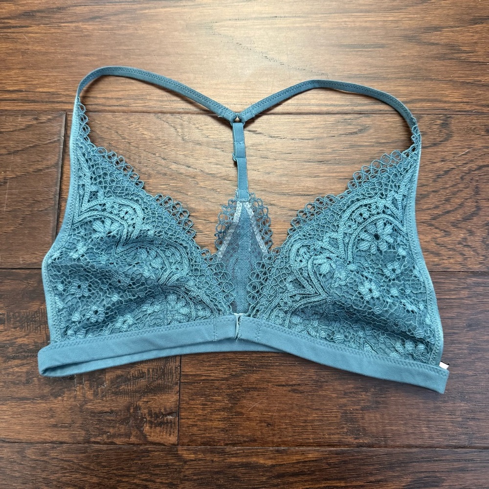 Victoria’s Secret Y2K unpadded lace lined blue bralette